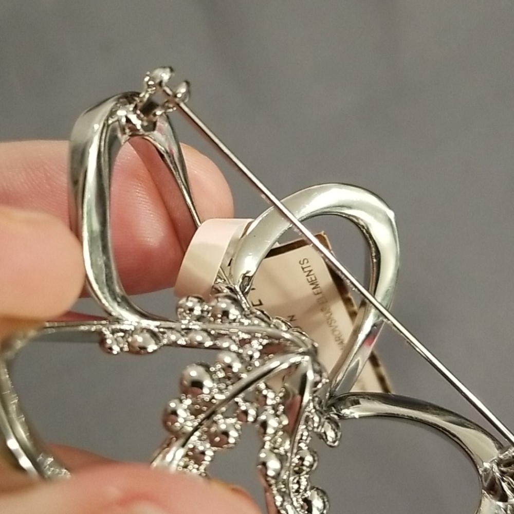 💕TED BAKER💕 *FLAWED/DEFECTIVE* Belvas Silver Crystal Blossom Brooch - Picture 7 of 8